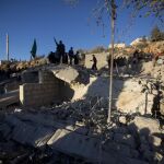 Palestinos inspección una casa demolida por el Ejército israelí en Silwad, cerca de Ramala, el sábado