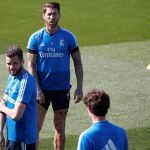 El capitán del Real Madrid Sergio Ramos y su compañero Nacho en Valdebebas