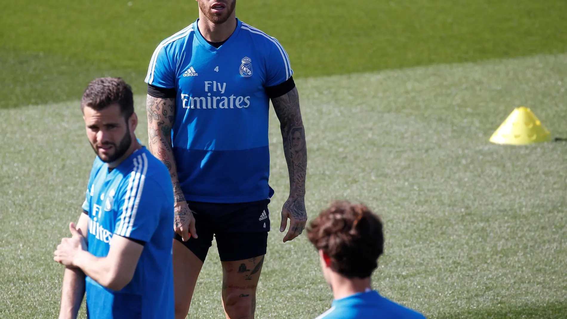 El capitán del Real Madrid Sergio Ramos y su compañero Nacho en Valdebebas