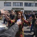 Cristina Fernandez saluda a sus seguidores tras votar en Río Gallegos