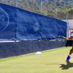 Nadal golpea un revés a dos manos en las instalaciones del torneo en que su tío es el director