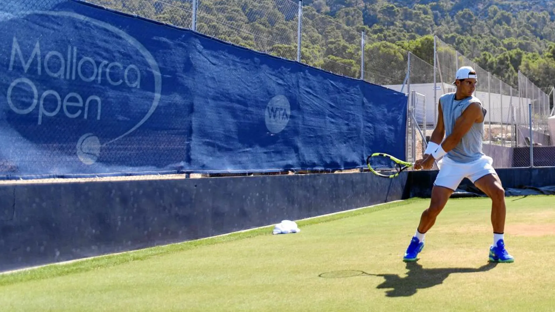 Nadal golpea un revés a dos manos en las instalaciones del torneo en que su tío es el director