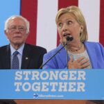 Hillary Clinton en el primer acto de campaña conjunto con su rival en las elecciones primarias, el senador Bernie Sanders
