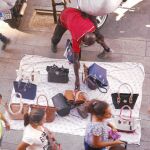 La Gran Vía, en el distrito Centro, es una de las calles en las que los manteros habitualmente venden ilegalmente sus productos