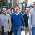 Martínez-Maillo, en el centro de la imagen, participó ayer en una calçotada organizada por el PP de Tarragona en Alcover