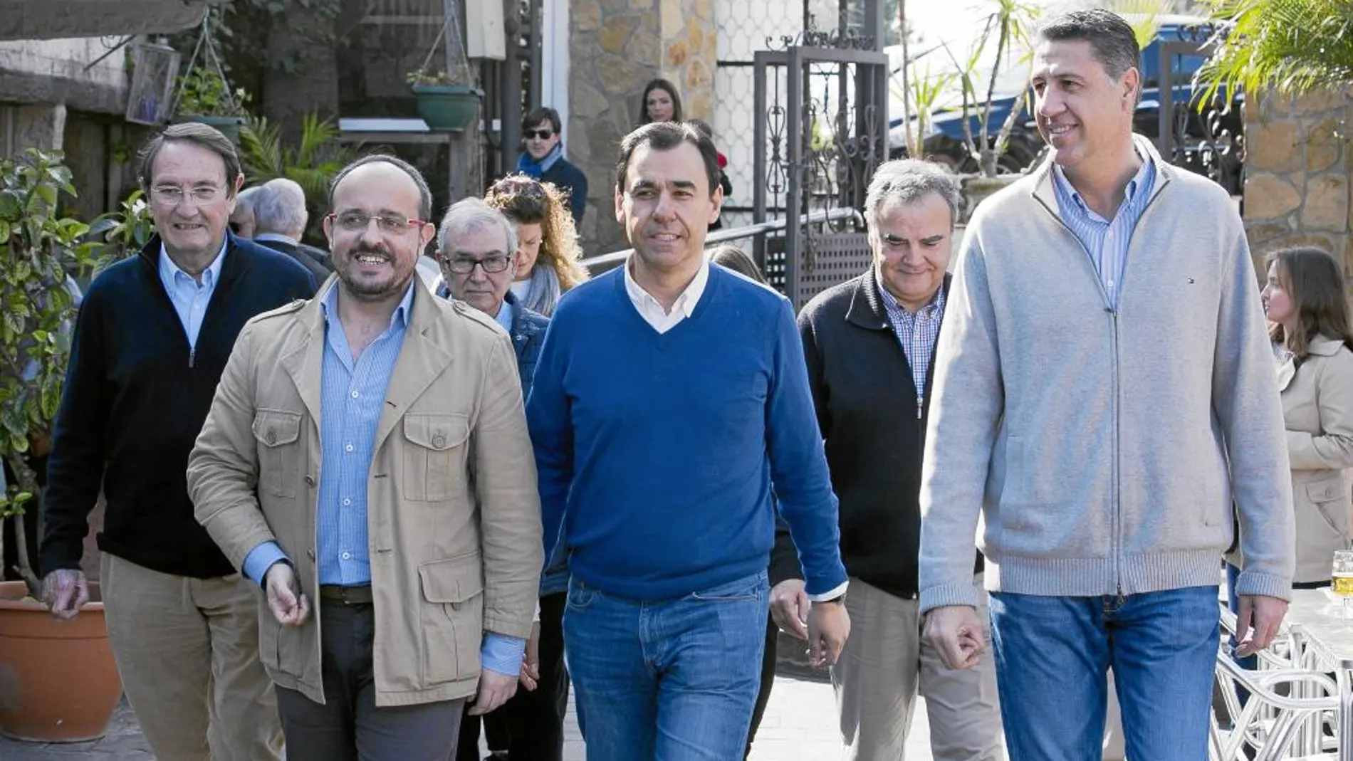 Martínez-Maillo, en el centro de la imagen, participó ayer en una calçotada organizada por el PP de Tarragona en Alcover