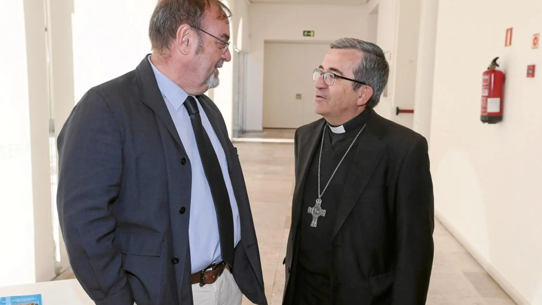 Rey conversa con el obispo auxiliar de Valladolid, Luis Argüello, en los pasillos del Patio Herreriano, lugar de las jornadas