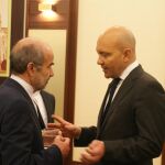 El embajador iraní Mohammad Hassan Fadaifard, conversa con Jaime García-Legaz, Secretario de Estado de Comercio, durante la recepción.