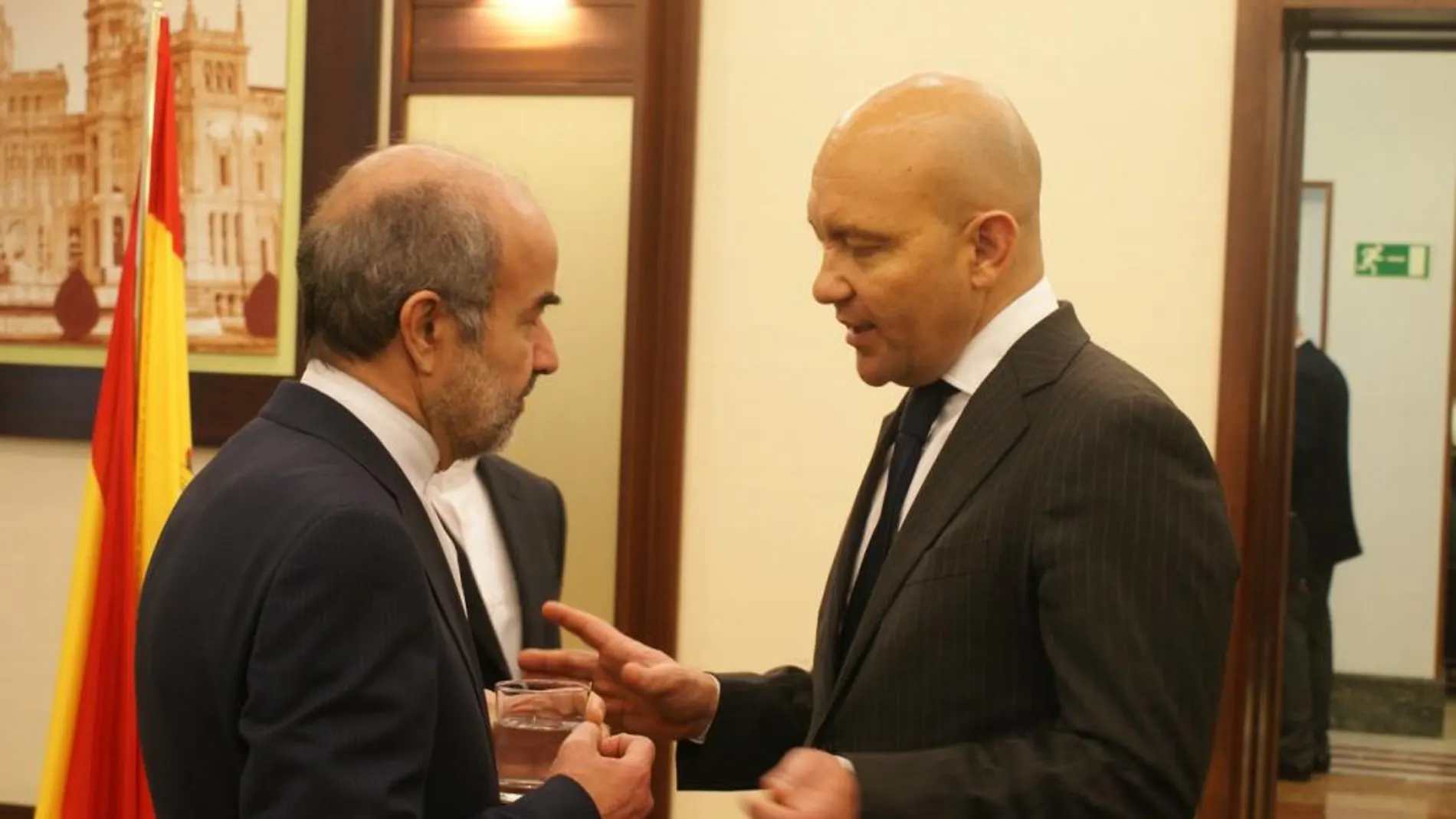 El embajador iraní Mohammad Hassan Fadaifard, conversa con Jaime García-Legaz, Secretario de Estado de Comercio, durante la recepción.