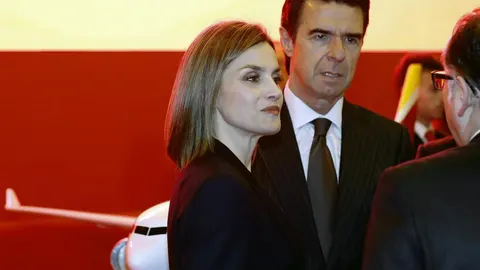 La Reina Letizia acompañada por el ministro de Industria, Energía y Turismo, José Manuel Soria, en la inauguración de Fitur