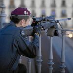 Un agente de los Mossos d’Esquadra toma posiciones en una terraza con un arma larga
