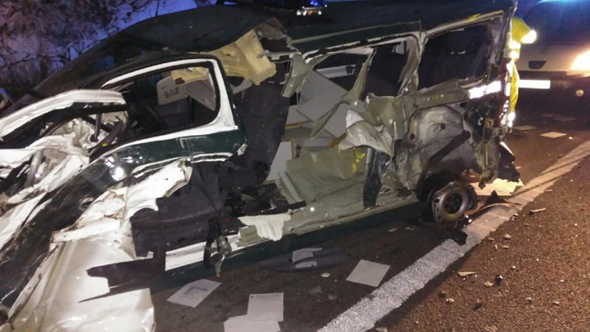 Vehículo de la Guardia Civil tras el accidente.