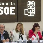 La secretaria general de los socialistas andaluces y presidenta de la Junta, Susana Díaz (2ªi), sostiene un mapa electoral junto al secretario de Organización, Juan Cornejo (i), la presidenta del PSOE, Micaela Navarro (2d) y el numero 3 del partido en Andalucía, Francisco Conejo (d)