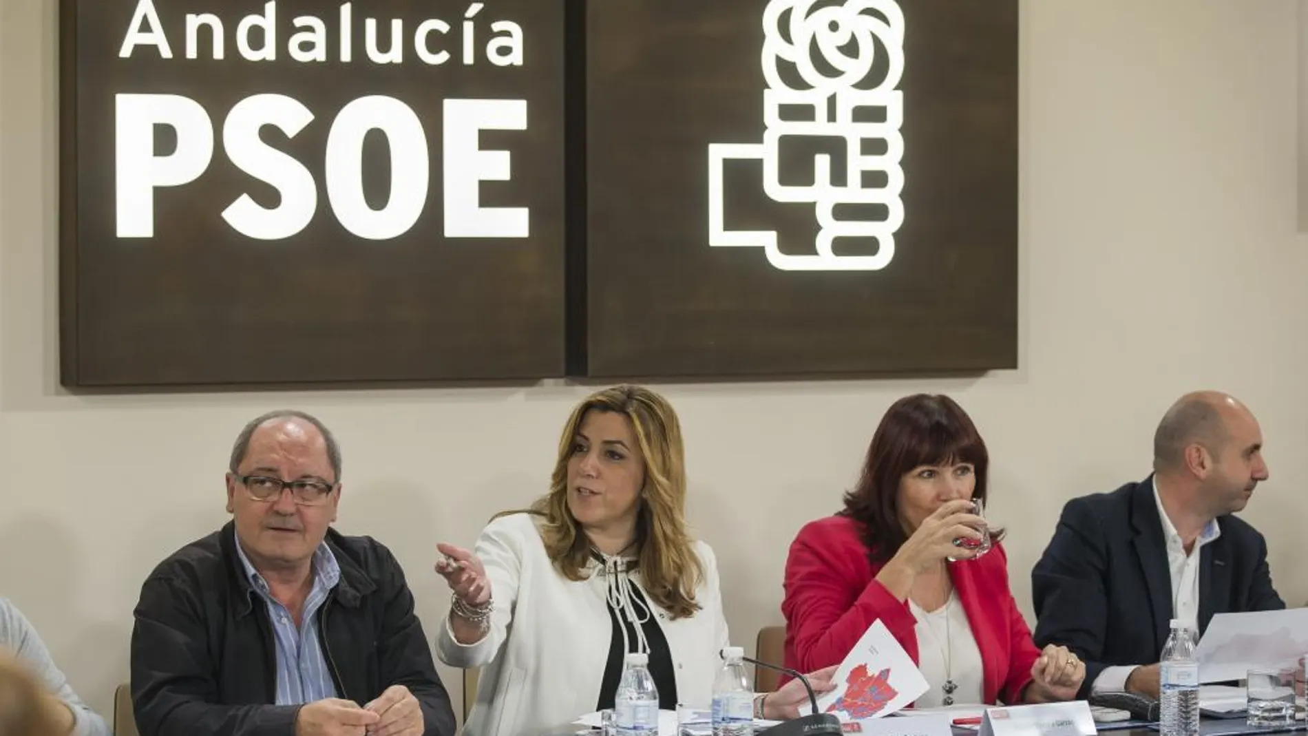 La secretaria general de los socialistas andaluces y presidenta de la Junta, Susana Díaz (2ªi), sostiene un mapa electoral junto al secretario de Organización, Juan Cornejo (i), la presidenta del PSOE, Micaela Navarro (2d) y el numero 3 del partido en Andalucía, Francisco Conejo (d)
