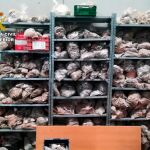 Los agentes hallaron miles de bolsas de plástico con piezas arqueológicas en una nave de Lorca