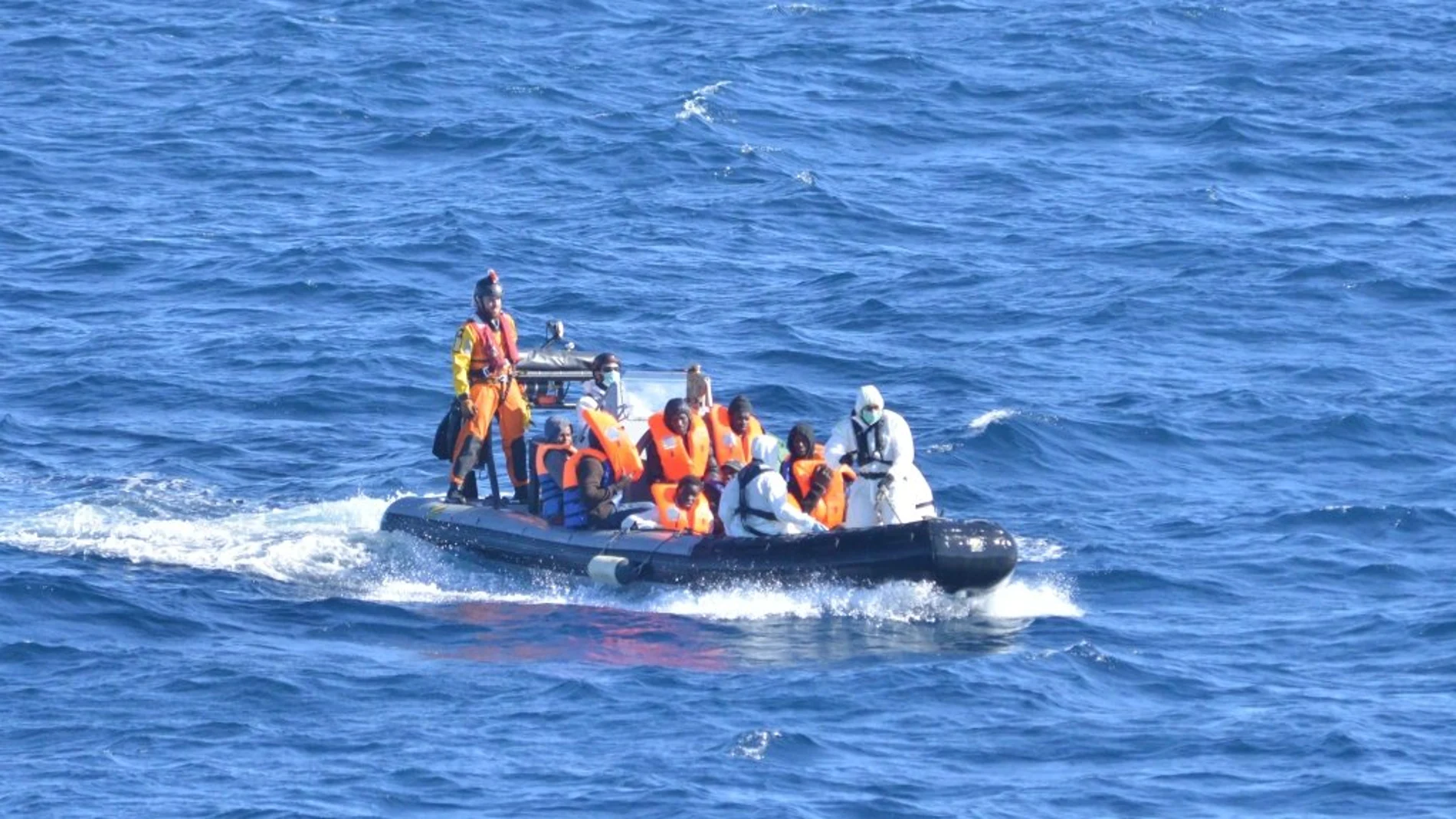 Una de las lanchas neumáticas de la fragata rescate a los inmigrantes.