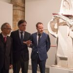 El alcalde de Salamanca, Carlos García Carbayo, el presidente de la Fundación Venancio Blanco, Francisco Blanco, y el delegado territorial de Fundación Mapfre, Roberto Nieto, presentan una nueva exposición del escultor salmantino Venancio Blanco, El capricho de la idea