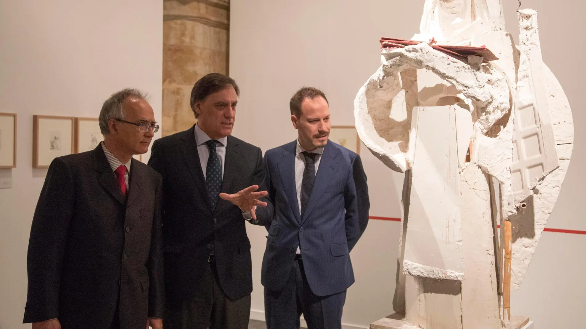 El alcalde de Salamanca, Carlos García Carbayo, el presidente de la Fundación Venancio Blanco, Francisco Blanco, y el delegado territorial de Fundación Mapfre, Roberto Nieto, presentan una nueva exposición del escultor salmantino Venancio Blanco, El capricho de la idea