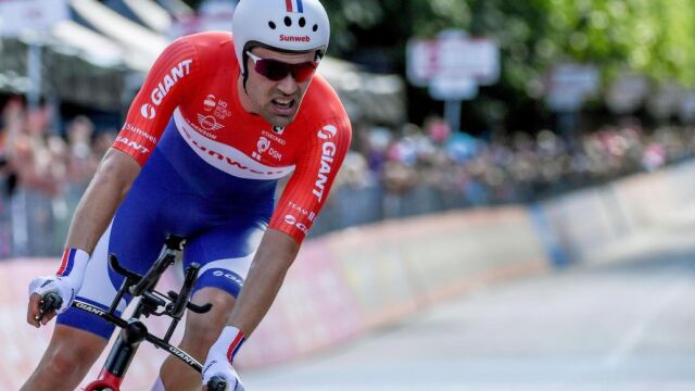El ciclista holandés Tom Dumoulin del Sunweb a su llegada a meta en la décima etapa del Giro de Italia