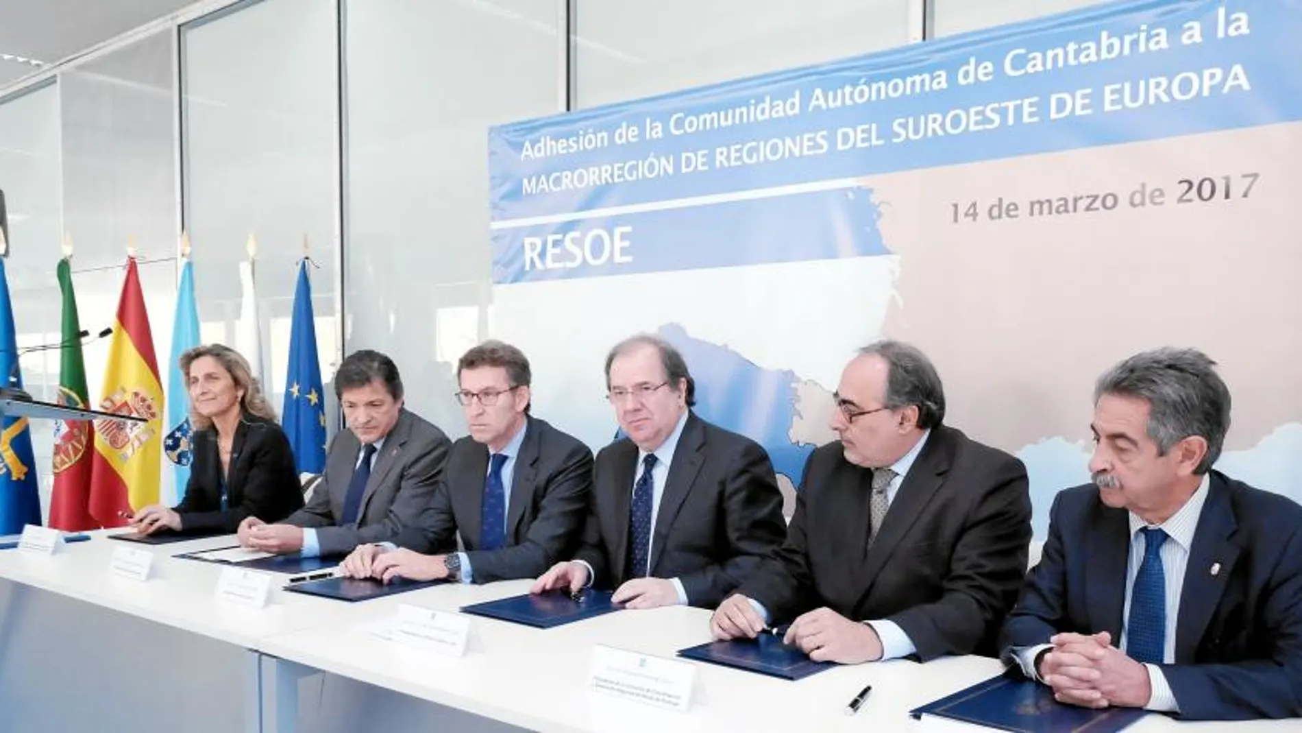 Los presidentes de las comunidades españolas y portuguesas, con Juan Vicente Herrera a la cabeza, participantes en la Macrorregión «Resoe», firman el Memorando de adhesión de Cantabria