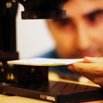 Uno de los investigadores, “leyendo” las hojas sin separarlas