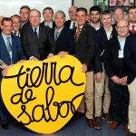 El presidente Herrera y la consejera Milagros Marcos, con profesionales del sector agroalimentario en la Feria Alimentaria 2018
