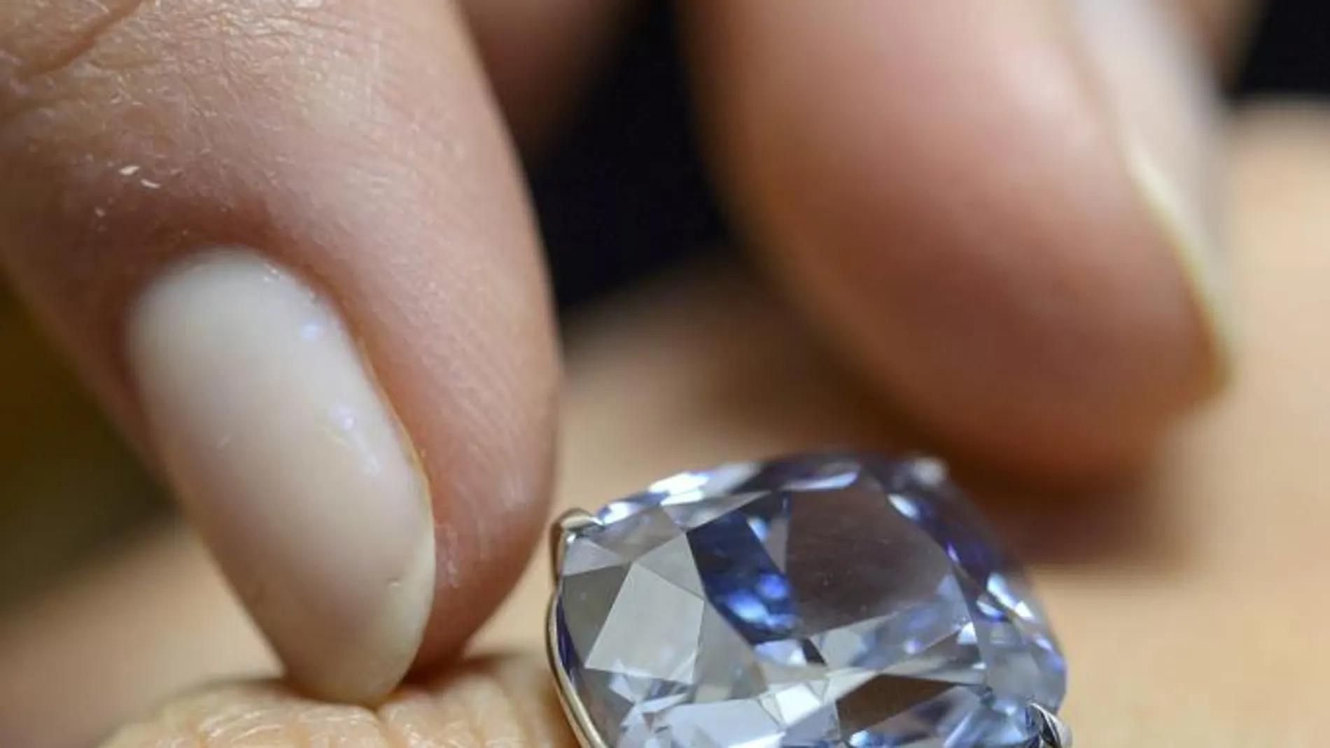 Venden un diamante azul por 48 millones de dólares