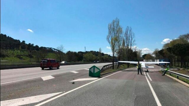 Avioneta en el área de servicio de la AP-7 en Cardedeu