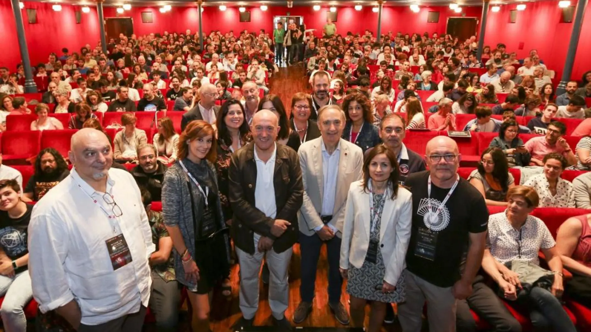 El presidente de la Diputación de Valladolid, Jesús Julio Carnero; y el rector de la Universidad, Antonio Largo; inauguran «Naukas», junto a algunos de los científicos participantes