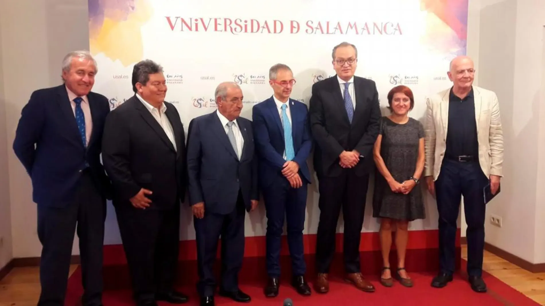 El rector Ricardo Rivero y el procurador general de Colombia, Fernando Carrillo, junto a Ignacio Berdugo, Mercedes García y Manuel Alcantara, entre otros