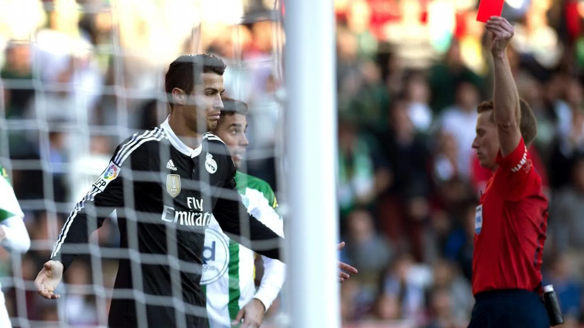 El árbitro Ángel José Hernández Hernández sacó la tarjeta roja al delantero portugués del Real Madrid Cristiano Ronaldo durante el partido ante el Córdoba en la Liga 2014/2015