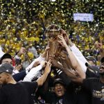 Jugadores de Golden State Warriors celebran su victoria ante Cleveland Cavaliers