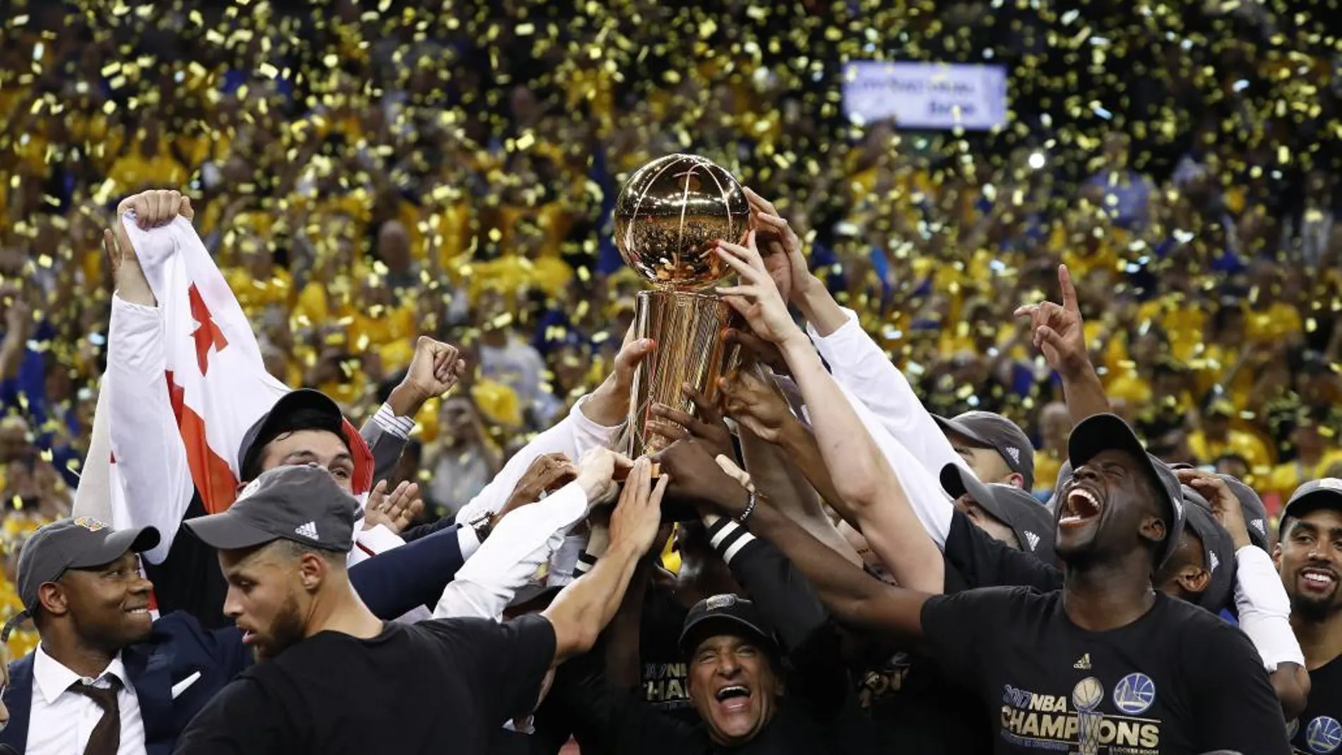 Jugadores de Golden State Warriors celebran su victoria ante Cleveland Cavaliers
