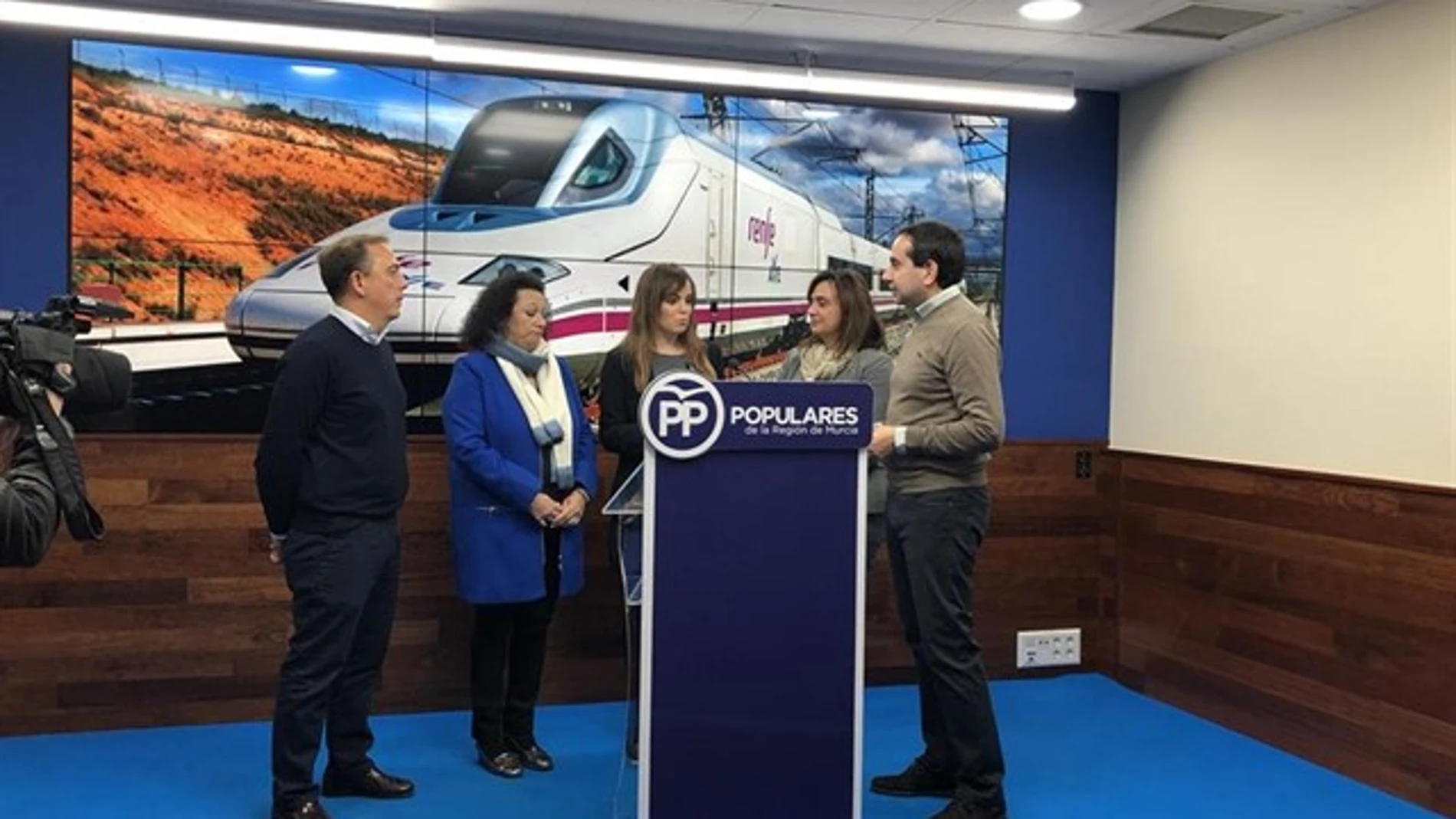La vicesecretaria de Política Municipal del PP, Rebeca Pérez (c), acompañada de los portavoces municipales del partido en los ayuntamientos de Cartagena, Lorca y Águilas