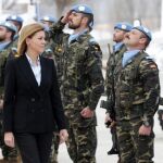 La ministra de Defensa, María Dolores de Cospedal, pasa revista a las tropas que le rindieron honores en la base Miguel de Cervantes en Marjayoun