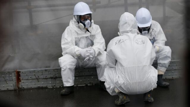 Trabajadores de TEPCO, en una de las revisiones en Fukushima