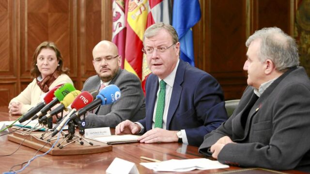 Antonio Silván junto a Anxo Queiruga, Aurora Baza y José Antonio Fierro, en la presentación