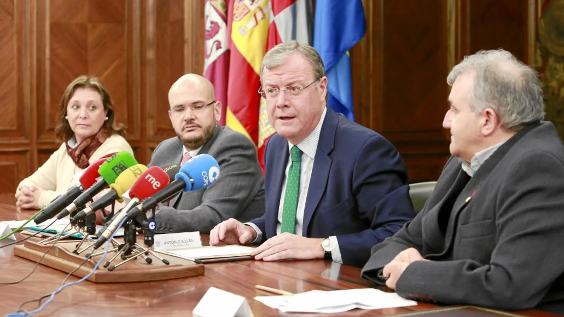 Antonio Silván junto a Anxo Queiruga, Aurora Baza y José Antonio Fierro, en la presentación