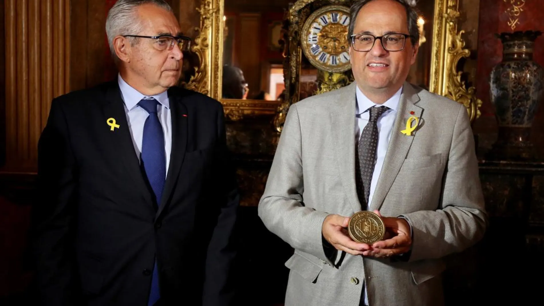 Quim Torra junto al alcalde de Perpiñán Jean -Marc Pujol (i), en el marco de su visita al municipio francés para inaugurar la exposición "55 urnas para la libertad". EFE/