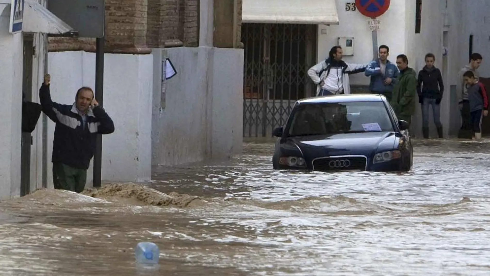 Imagen de las calles de Écija inundadas en diciembre de 2010 por el desborde del arroyo
