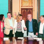 Un momento del acuerdo que firmaron Junta y sindicatos en junio