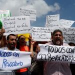 Opositores venezolanos piden el revocatorio en la calle
