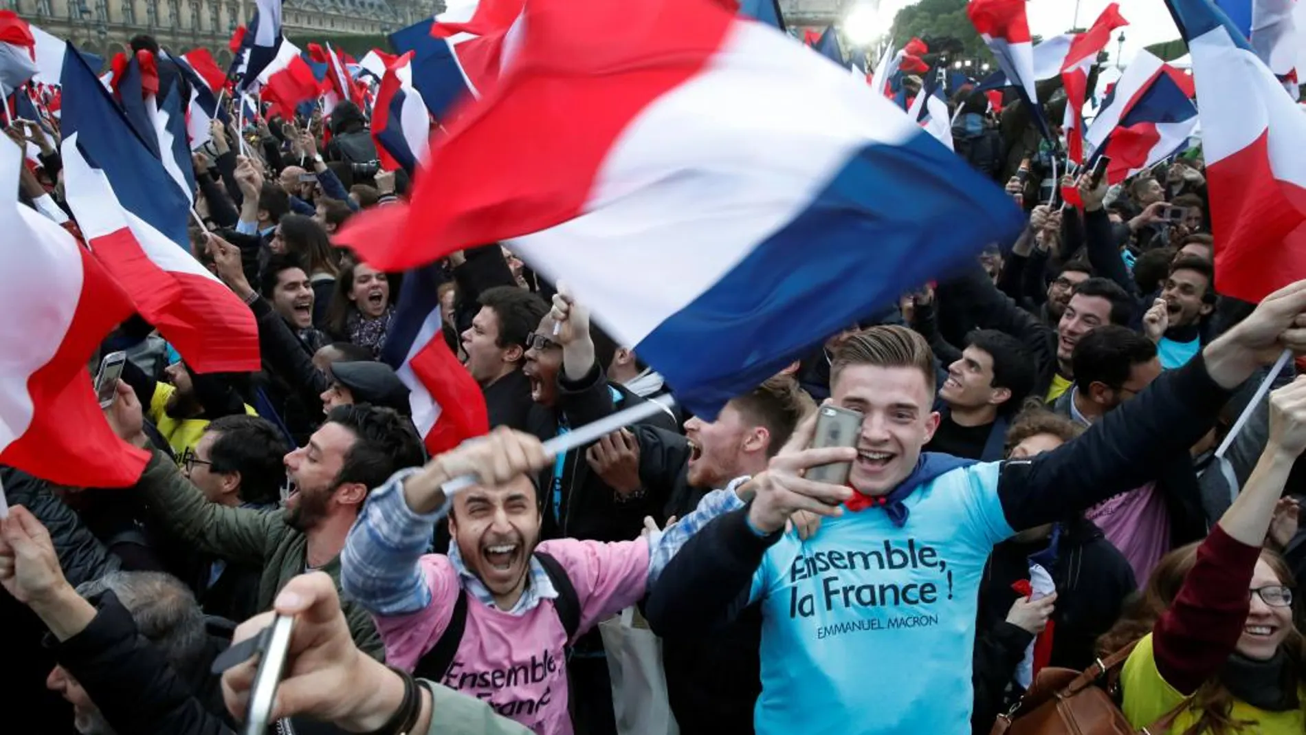 Seguidores de Macron celebran la victoria en París