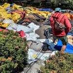 Los fallecidos se agolpan a las puertas del hospital Bhayangkara