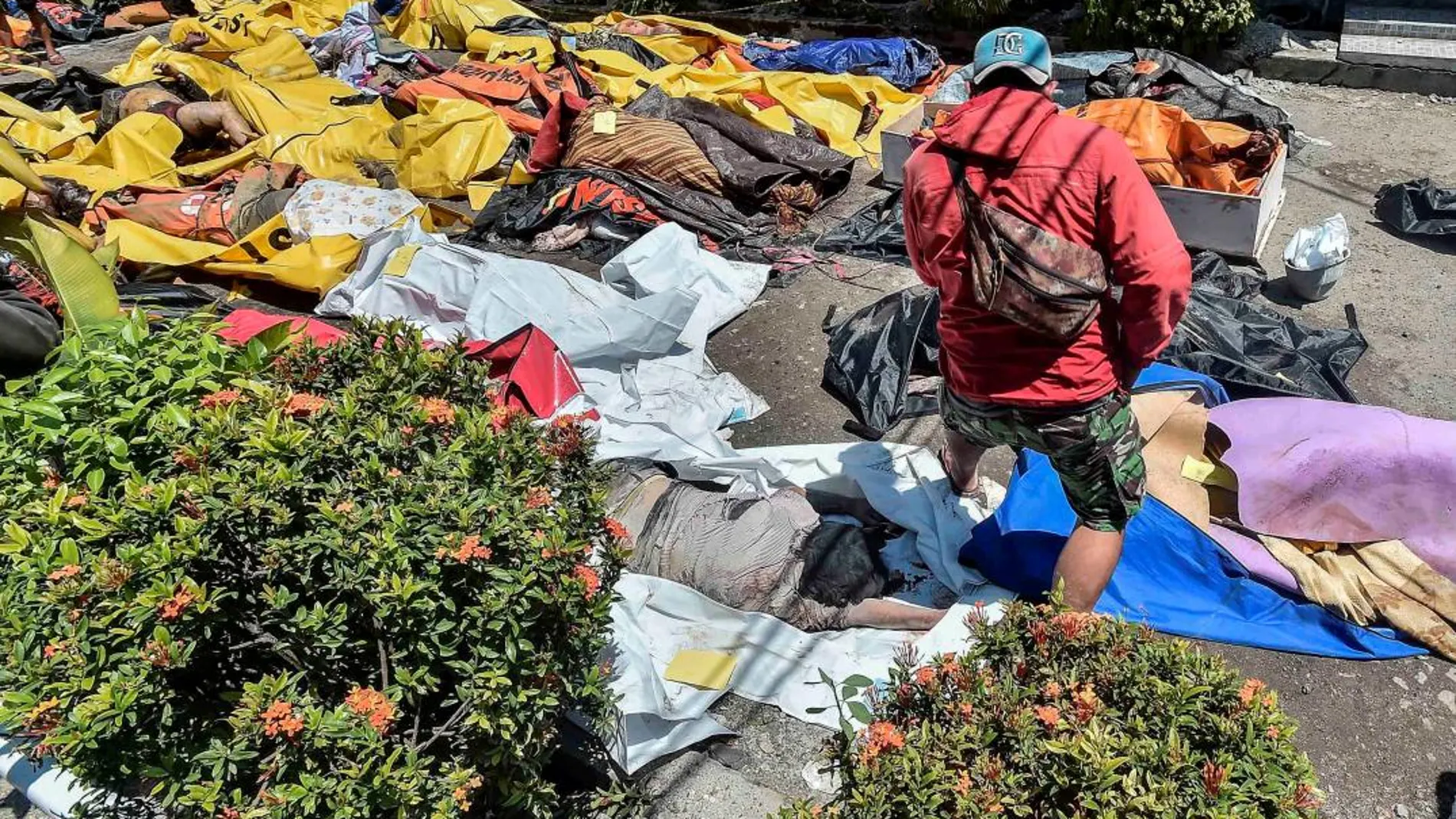 Los fallecidos se agolpan a las puertas del hospital Bhayangkara