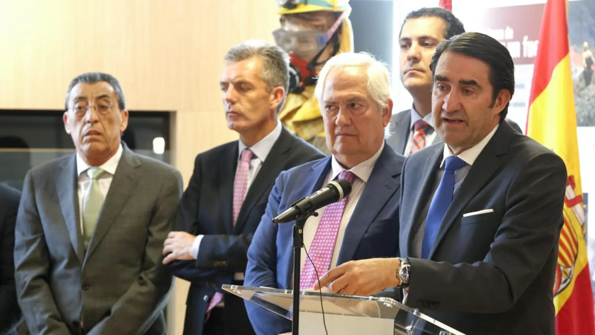 El consejero de Fomento y Medio Ambiente, Juan Carlos Suárez-Quiñones, presenta el operativo para la campaña contra incendios forestales 2017 junto a los delegados territoriales de Castilla y León