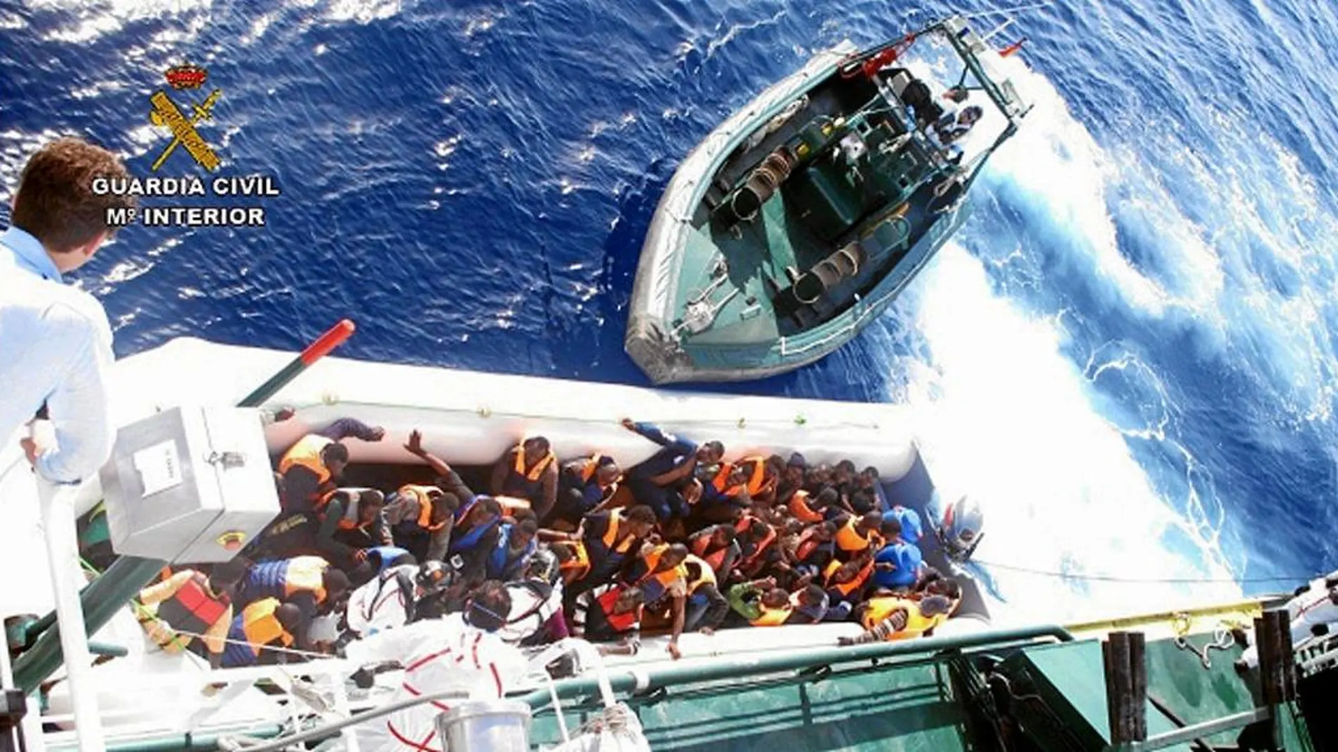 La Guardia Civil rescató ayer a 133 personas cerca de las costas de Libia