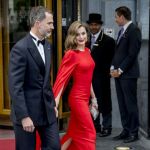 La Reina Letizia deslumbra en Holanda con un espectacular vestido rojo