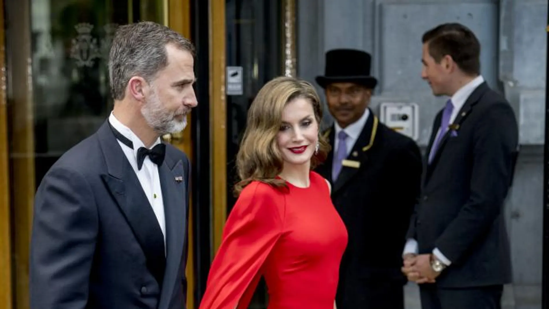 La Reina Letizia deslumbra en Holanda con un espectacular vestido rojo