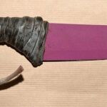 Los agresores llevaban un cuchillo de cerámica de color rosa con una hoja de 30 centímetros de longitud y una banda de cuero en la empuñadura